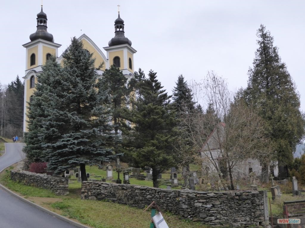 Blick auf Friedhof und Kirche von Bärnwald
