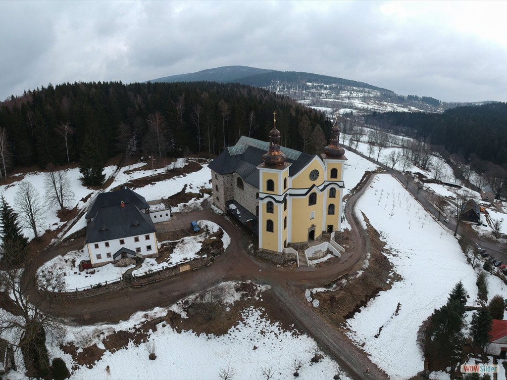 Blick aus der Höhe auf die Kirche Maria Himmelfahrt