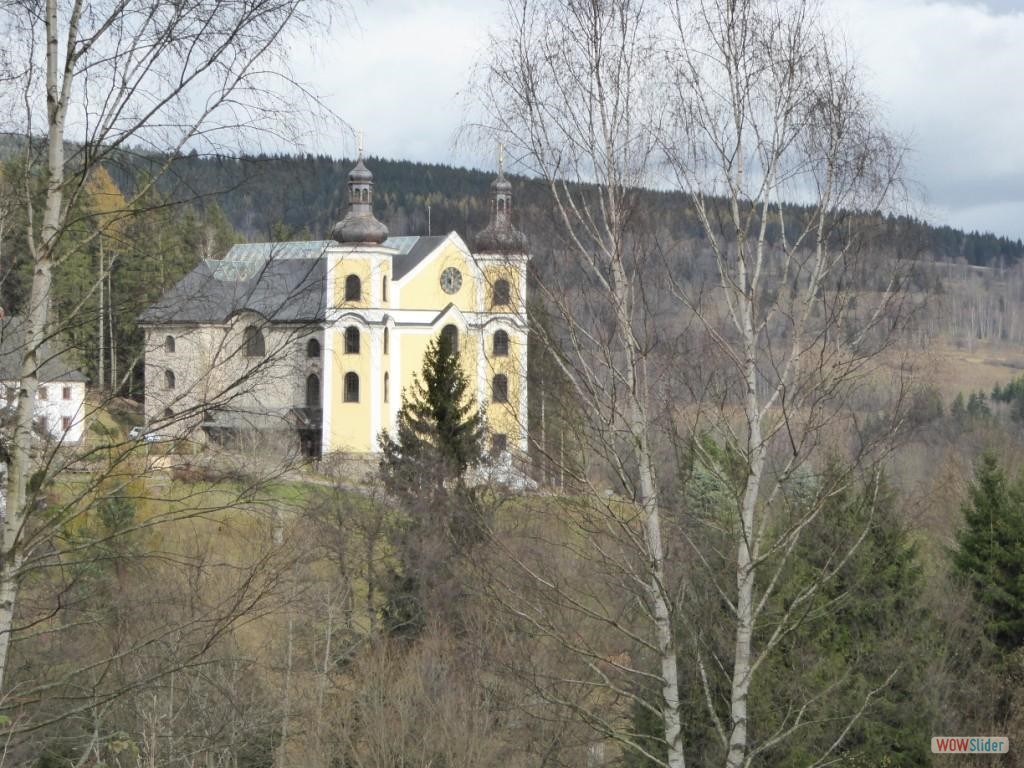 Blick von der Winterseite in Bärnwald auf die KIrche