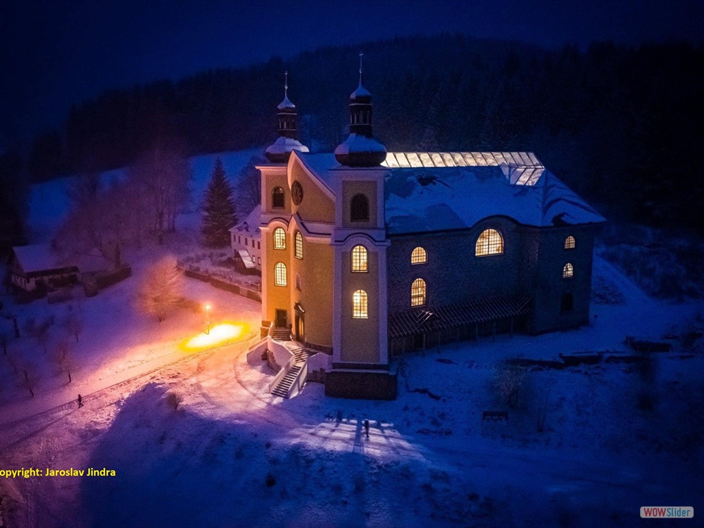 Ein schönes Nachtfoto der Kirche Maria Himmelfahrt