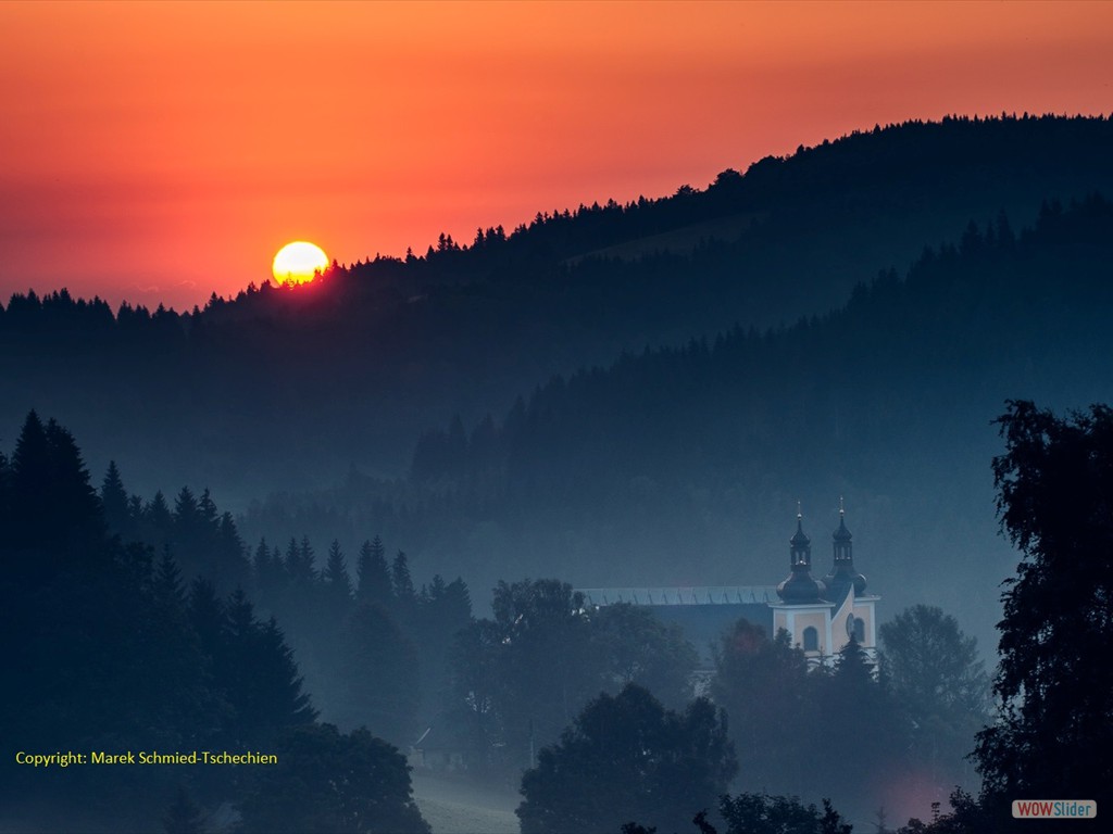 Sonnenuntergang mit Blick auf die Kirche