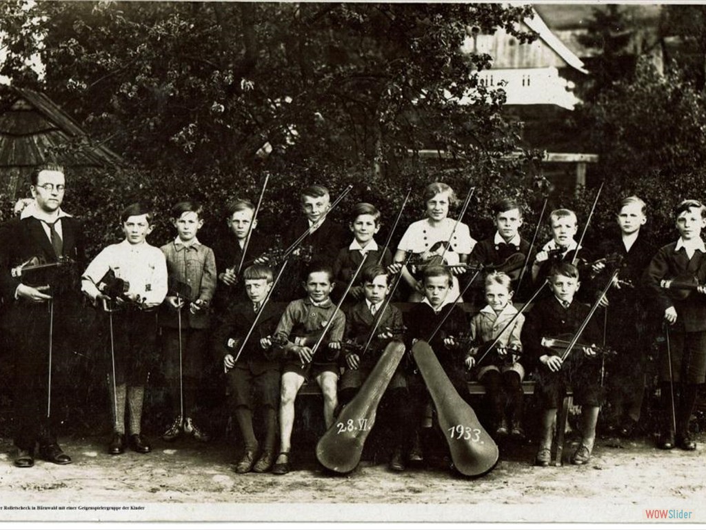 im Jahr 1933. Lehrer Rolletscheck mit Geigenspielerkinder in Bärnwald