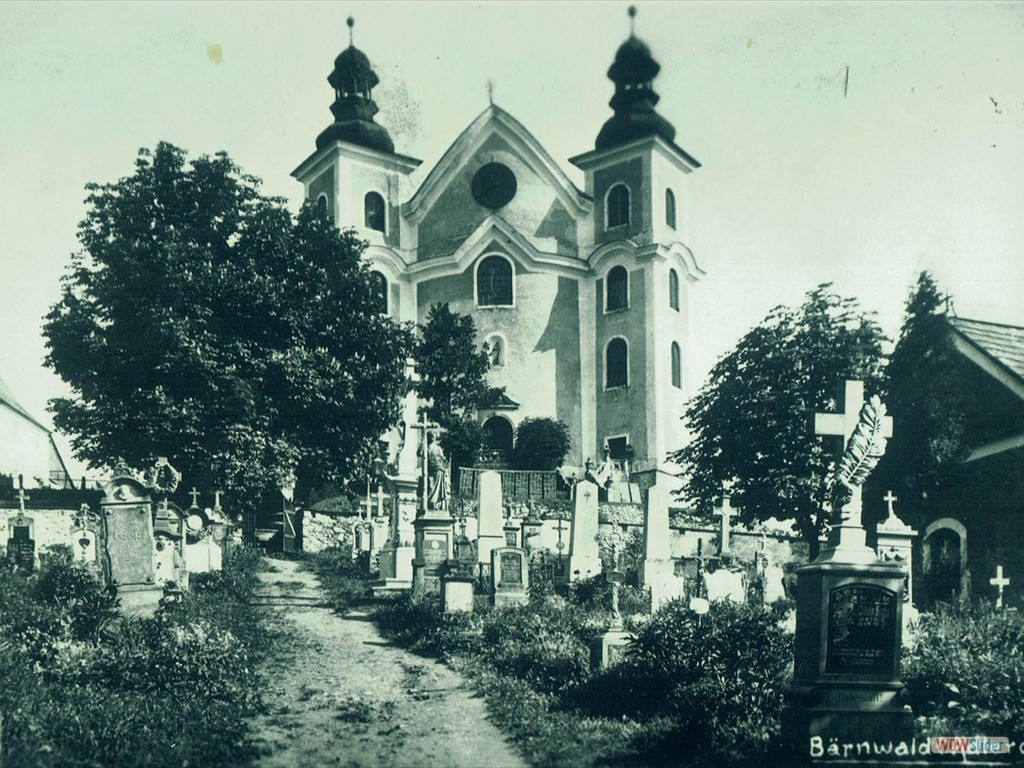 Kirche mit Friedhof in Bärnwald